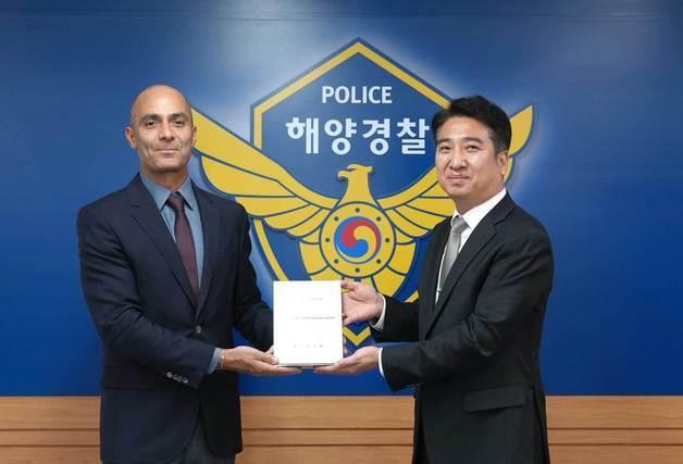 "짝퉁에 곤욕 치렀는데…" 명품 브랜드사들, 남해해경청에 감사패