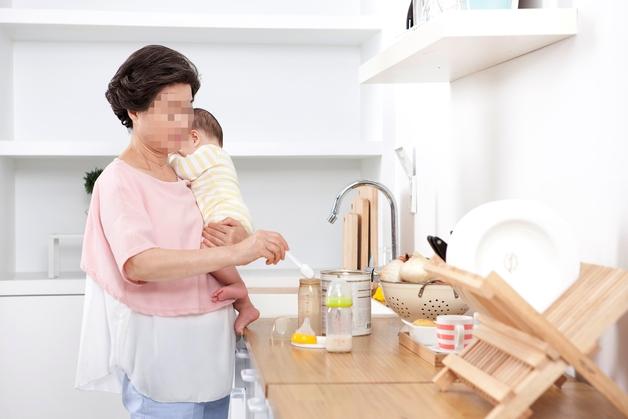 "하루 12시간 손주 돌봐 지친 아내, 8년간 부부관계 '0'…별거 고민"