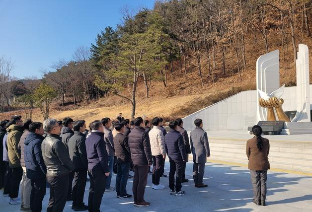 '의령 우순경 사건' 피해자 추모공원서 경찰대 교육생들 헌화·묵념