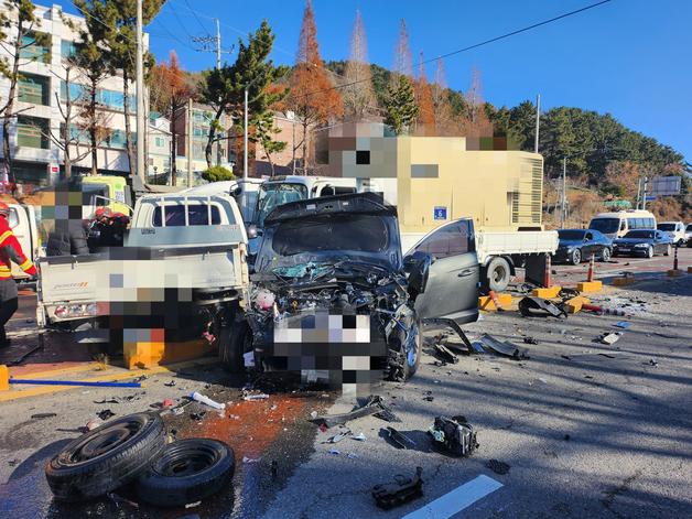 창원 도계광장 삼거리 내리막길서 12중 추돌사고…15명 경상