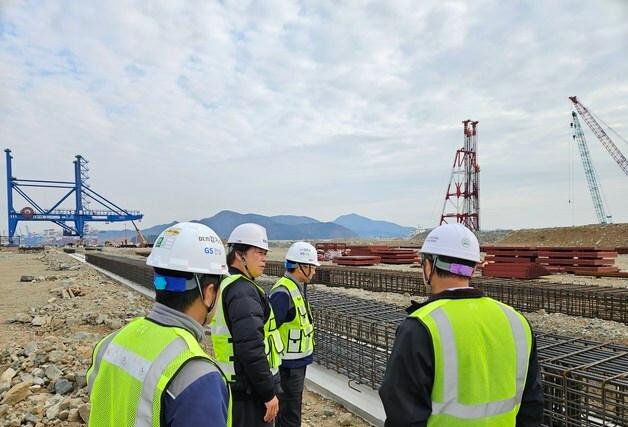 부산 공공기관, 혹한기 맞아 하역·건설현장 등 안전점검 나서
