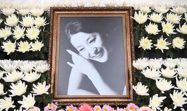 '1세대 연극 스타', 故 윤석화씨 빈소