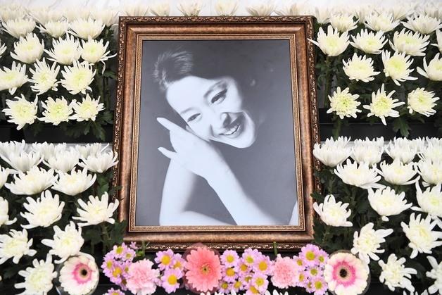 "배우 윤석화, 통영국제음악제 탄생 이끌고 기반 다지는데 중요 역할"