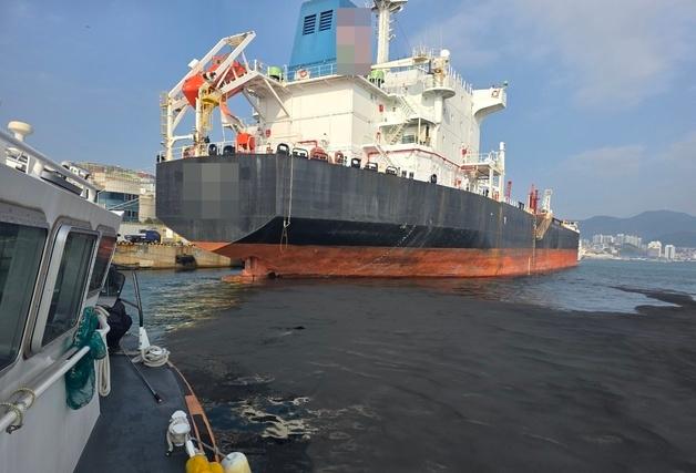 부산 앞바다 검댕 폐기물 45㎏ 유출한 인도네시아 선적 유조선