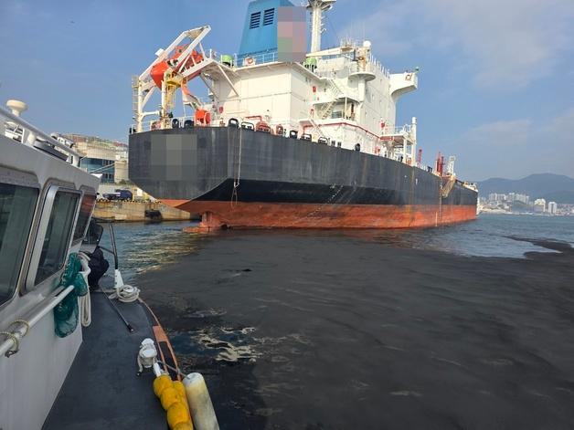 부산 앞바다 검댕 폐기물 45㎏ 유출한 인도네시아 선적 유조선