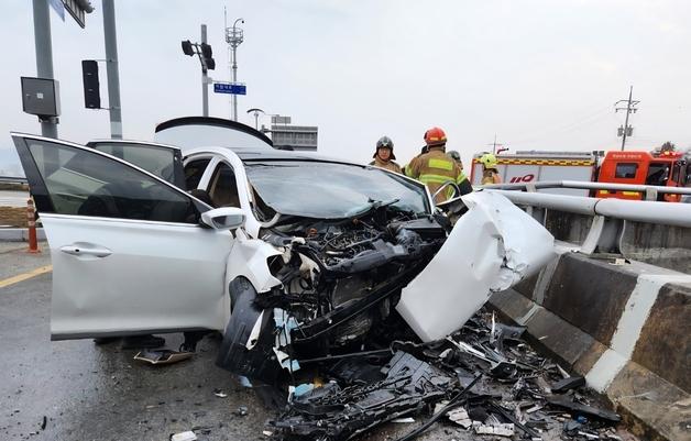 거창서 승용차가 가드레일 충돌해 20대 3명 사망