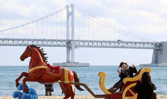 광안대교와 병오년 붉은 말 조형물