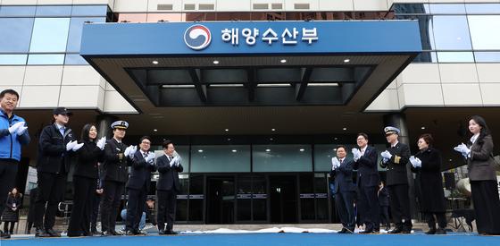 '해수부 부산 시대' 개막…환영 인파로 청사 인근 '들썩'