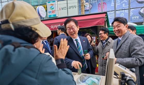 부전시장 상인과 대화하는 이재명 대통령