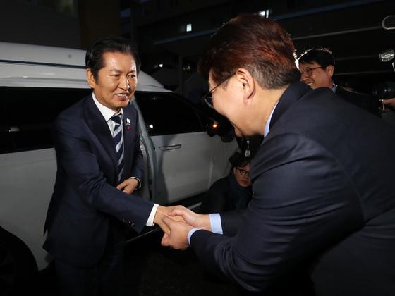 與 변성완 "부산탈환, 전재수 의혹 해소 기다리며 다 열어놓고 준비"