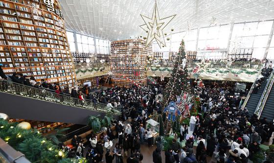 크리스마스 인파로 붐비는 별마당도서관
