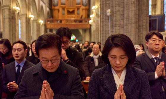 기도하는 이재명 대통령·김혜경 여사