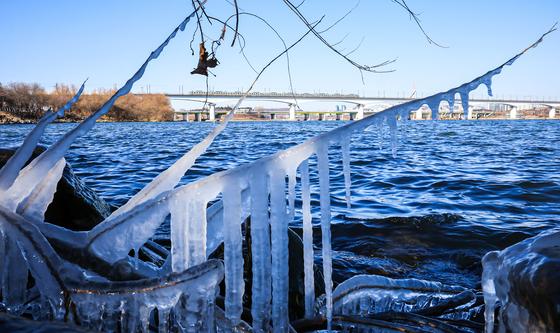 맹추위 속 한강에 생긴 고드름