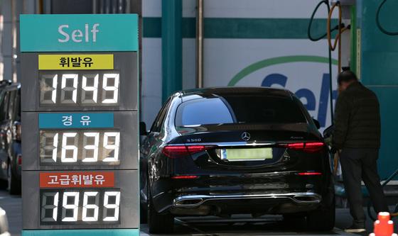 12월 소비자물가 2.3% 상승…고환율에 석유류·농축수산물 급등