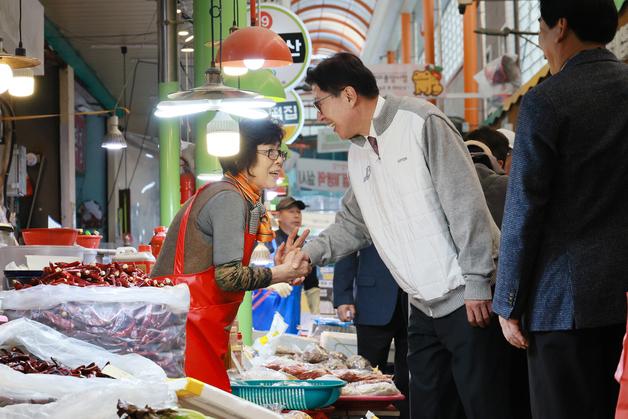 박형준 부산시장, 개금골목시장 찾아 민생 현장 점검