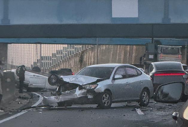 진주 남해고속도로서 승용차 추돌사고…1명 부상