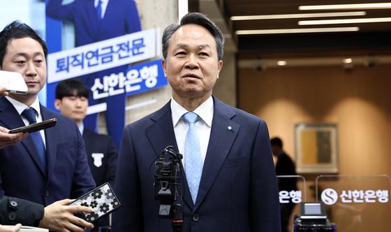 진옥동 신한금융 회장, 3년 연임