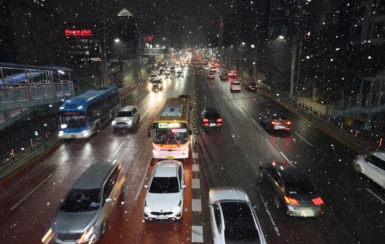 '폭설'에 지옥으로 변한 퇴근길…고립·사고 속출(종합) 