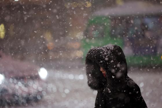 부산서 올겨울 첫눈 관측…금방 녹아 적설 기록 안 돼