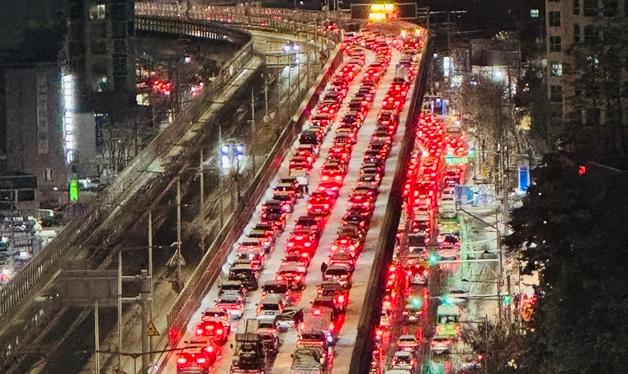 폭설로 꽉 막힌 내부순환로