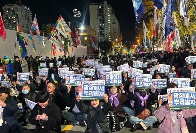 다시 광장에 모인 부산 시민 1000여명…"12·3 잊지 않기 위해"