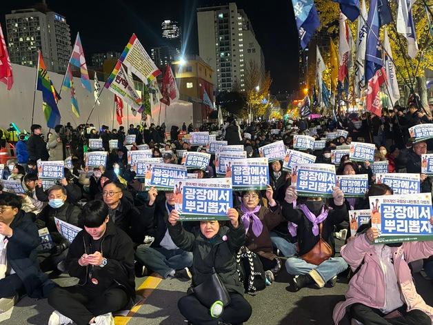 다시 광장에 모인 부산 시민 1000여명…"12·3 잊지 않기 위해"