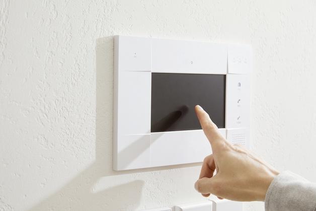 "단둘이 있으면 어색"…집에 온 형부, 현관 앞에 30분간 세워둔 처제 '시끌'