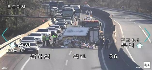 남해고속도로 하동IC 인근서 탑차 전도…2시간 넘게 정체