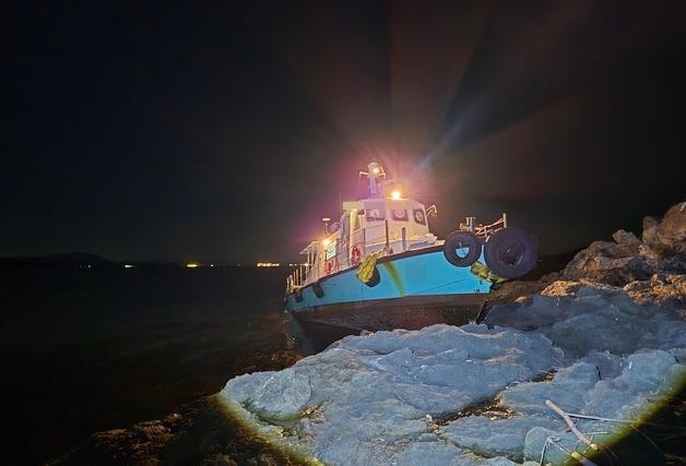 경남 진해 도투마리암에 17톤짜리 통선 좌초…선원 2명 구조