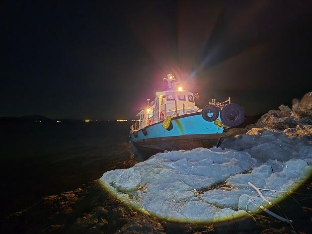 경남 진해 도투마리암에 17톤짜리 통선 좌초…선원 2명 구조