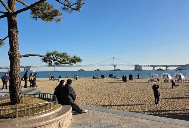 "바람은 차도 볕은 따뜻"…겨울 광안리해수욕장에 시민들 발길