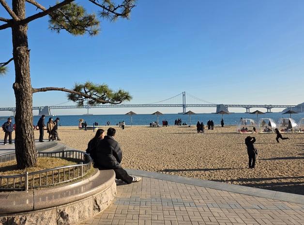 "바람은 차도 볕은 따뜻"…겨울 광안리해수욕장에 시민들 발길