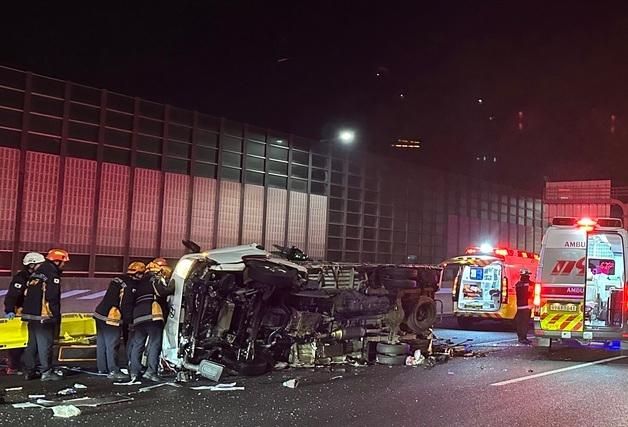 진주 남해고속도로서 3중 추돌사고…1명 사망