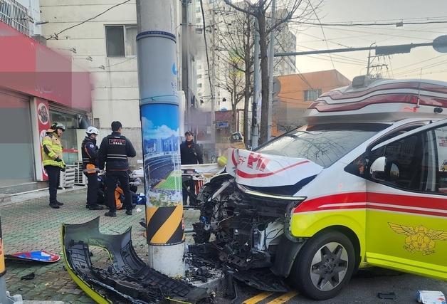 환자 태운 구급차가 전봇대에 부딪혀…구급대원 등 4명 이송