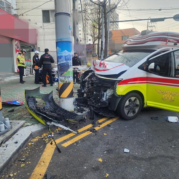 환자 태운 구급차가 전봇대에 부딪혀…구급대원 등 4명 이송