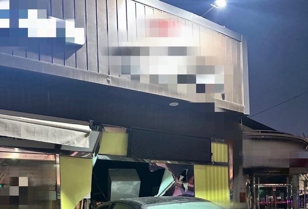 부산 기장서 음주차량 식당에 돌진…인명피해는 없어