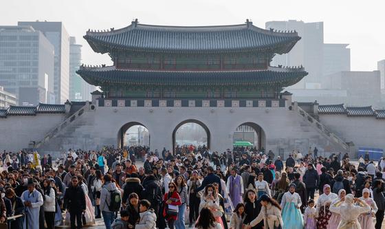 포근한 대설, 경복궁 찾은 인파