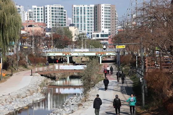 [오늘의 날씨] 부산·경남(11일,목)…비에 강한 바람