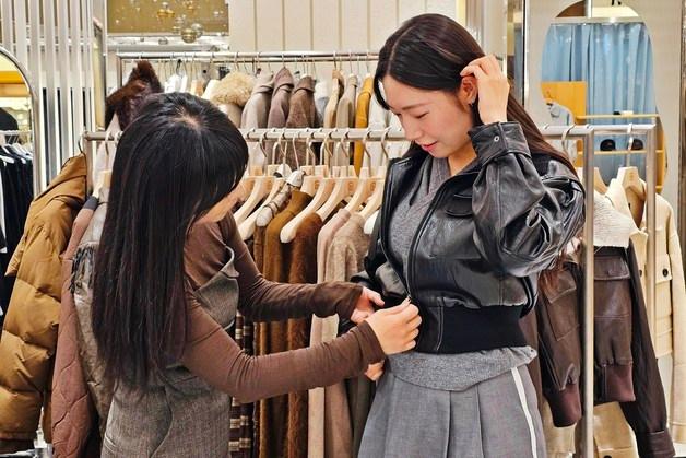 신세계백화점 센텀시티, 여성 패션 브랜드 '에보니아이즈' 팝업 