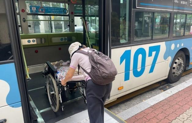 '화요일은 저상버스 이용'…부산시, 교통약자 이동권 향상 협력 추진