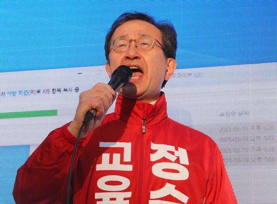 '선거운동에 확성장치 이용' 정승윤 부산대 교수 첫 재판서 혐의 부인