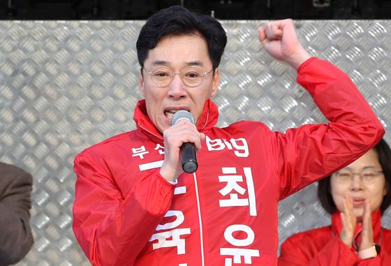 '교육자치법 위반' 최윤홍 전 부산 부교육감, 항소장 제출