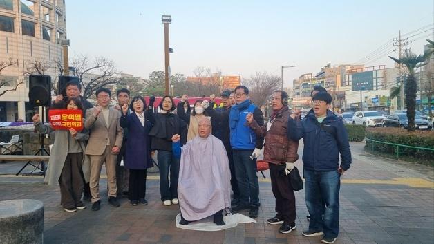 민주당 경남도당, "윤석열 파면 촉구" 삭발…"헌재 조속히 선고해야"