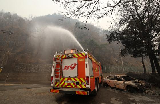 산청 산불 현장서 소방차량 전복…소방대원 2명 경상(종합)