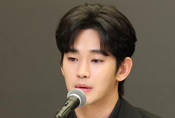 "김수현 군인 시절 '10대 김새론' 아닌 아이돌 출신 여배우와 3년 연애"