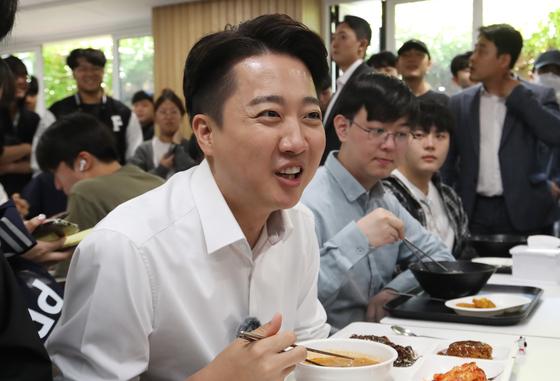 부산대 찾은 이준석 "이재명 '서울대 10개 만들기' 거짓말 될 것"
