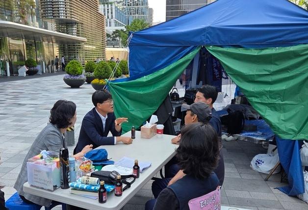 변광용 거제시장, 한화오션 하청노동자 고공 농성장 방문
