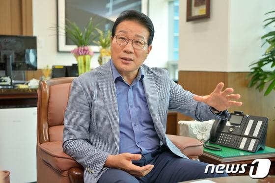'정치자금법 위반' 김진홍 부산 동구청장, 2심도 벌금 200만원 구형