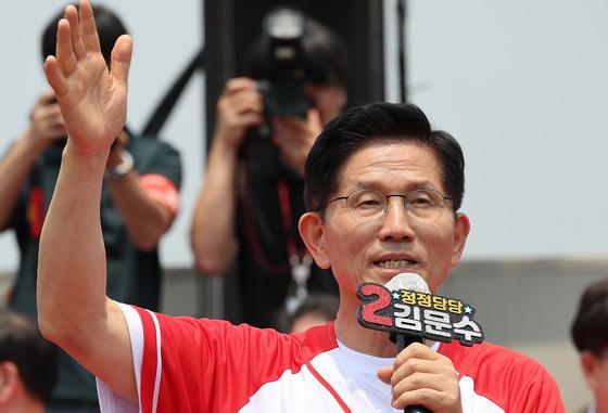 경남 간 김문수 "부울경 GTX 연결 통해 30분 생활권 만들겠다"