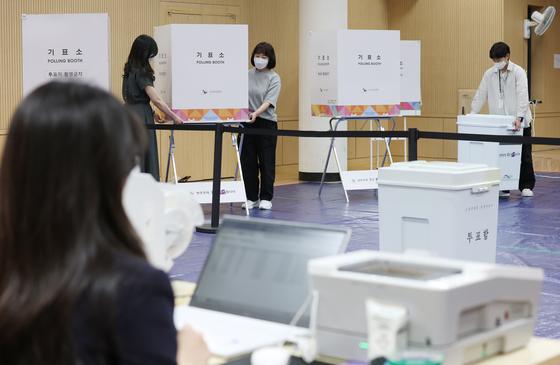 "부정선거 확인" 개표소 예정지 침입 30대男 체포…50대女 추적